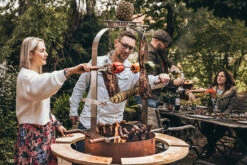 MOESTA-BBQ Bandit FirePlace Set Inkl. Ablagebrett Bambus Und Asado Grill 15 MOESTA-BBQ Bandit FirePlace Set Inkl. Ablagebrett Bambus Und Asado Grill -Cafiro Geschäft 2022 09 20 moesta bandit und wm shooting 383 ret