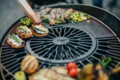 IGNIUM TARAN Classic -Cafiro Geschäft jpeg taran classic holzkohlegrill mit gussplatte nahaufnahme 4 seitlich hersteller ignium