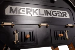 Der Merklinger 1200 Holzofen Standard -Cafiro Geschäft merklinger holzbackofen grill pizzaofen brotbackofen 1200 vorne tuere zu zoom jpg