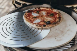 MOESTA-BBQ Pizzaschieber Gelocht 11 MOESTA-BBQ Pizzaschieber Gelocht -Cafiro Geschäft pizzaschieber blacksteel anwendung 1200x800x72dpi 1