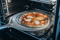 MOESTA-BBQ Pizzaschieber Gelocht 10 MOESTA-BBQ Pizzaschieber Gelocht -Cafiro Geschäft pizzaschieber blacksteel anwendung 1200x800x72dpi 2