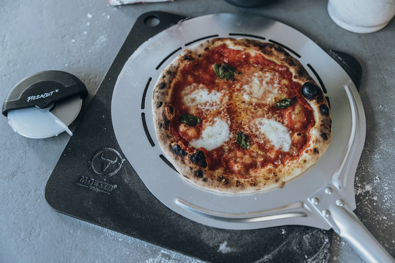 MOESTA-BBQ Pizzaschieber Gelocht 4 MOESTA-BBQ Pizzaschieber Gelocht – Bild 4