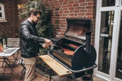 MOESTA-BBQ Sheriff Pelletgrill Inkl. Ablagebrett Bambus Und Halterungen -Cafiro Geschäft sheriff mit rippchen anwendung 1200x800x72dpi 200 ret